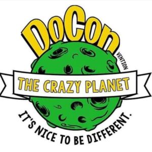 Logo von der DoCon. Grüner Phantasieplanet mit gelber Schrift: The Crazy Planet