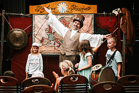 Ein nostalgischer Zauberer verzaubert die Kinder auf dem Mittelalter- und Fantasymesse Hamm