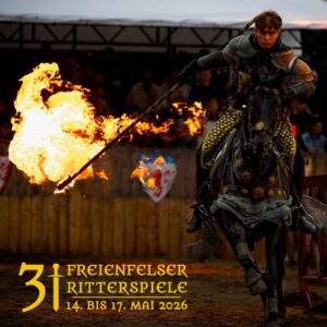 Ein Ritter zu Ross im Galopp mit einem brennenden Speer auf dem Freienfelser Ritterspielen 2026