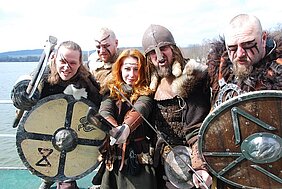 Verkleidete Wikinger im Kampfgeschrei in der Vorwärtsbewegung auf dem Mittelalterspektakel Kemnden See 2026